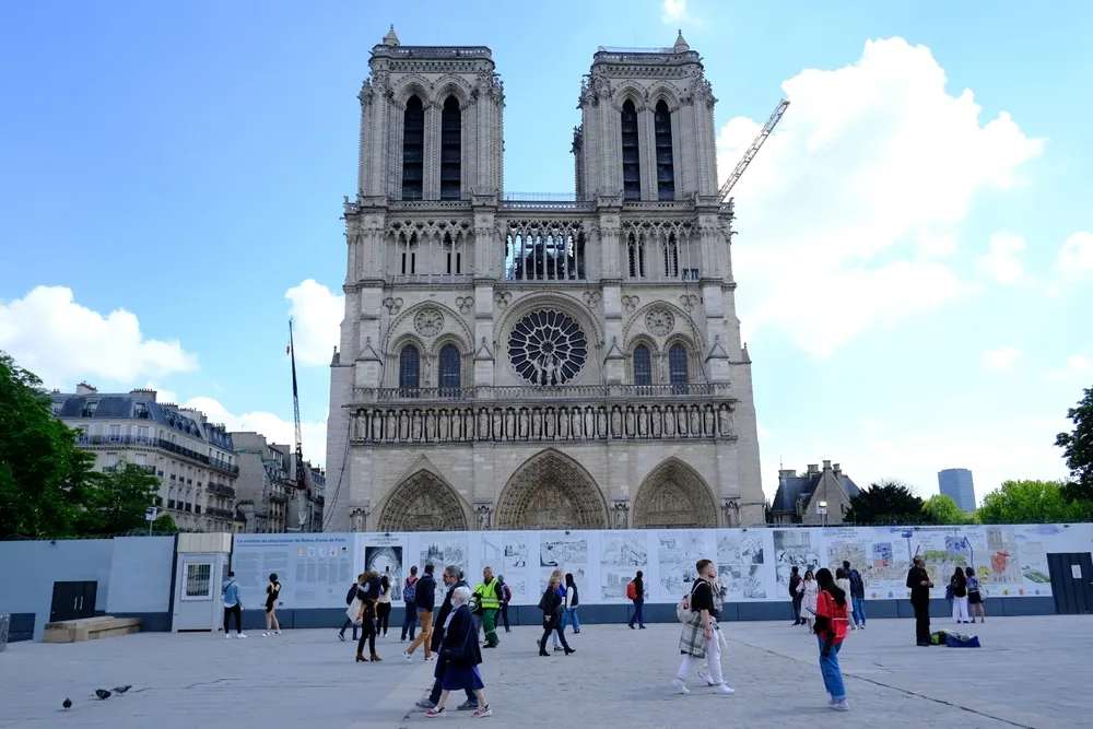 Mobilier, tenues, vitraux: Notre- Dame choisit la modernité pour sa réouverture