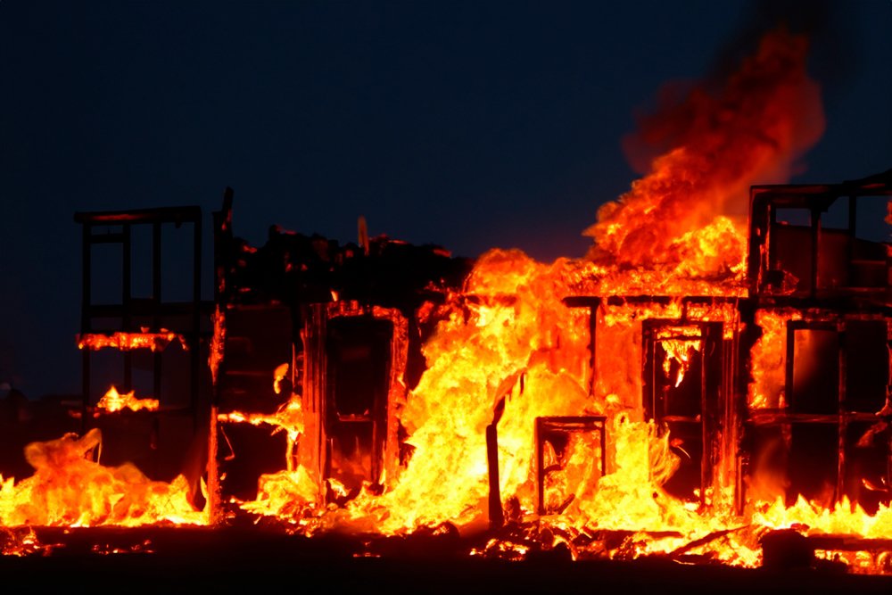 Hawaï: un pasteur qui a tout perdu dans les incendies réconforte les rescapés