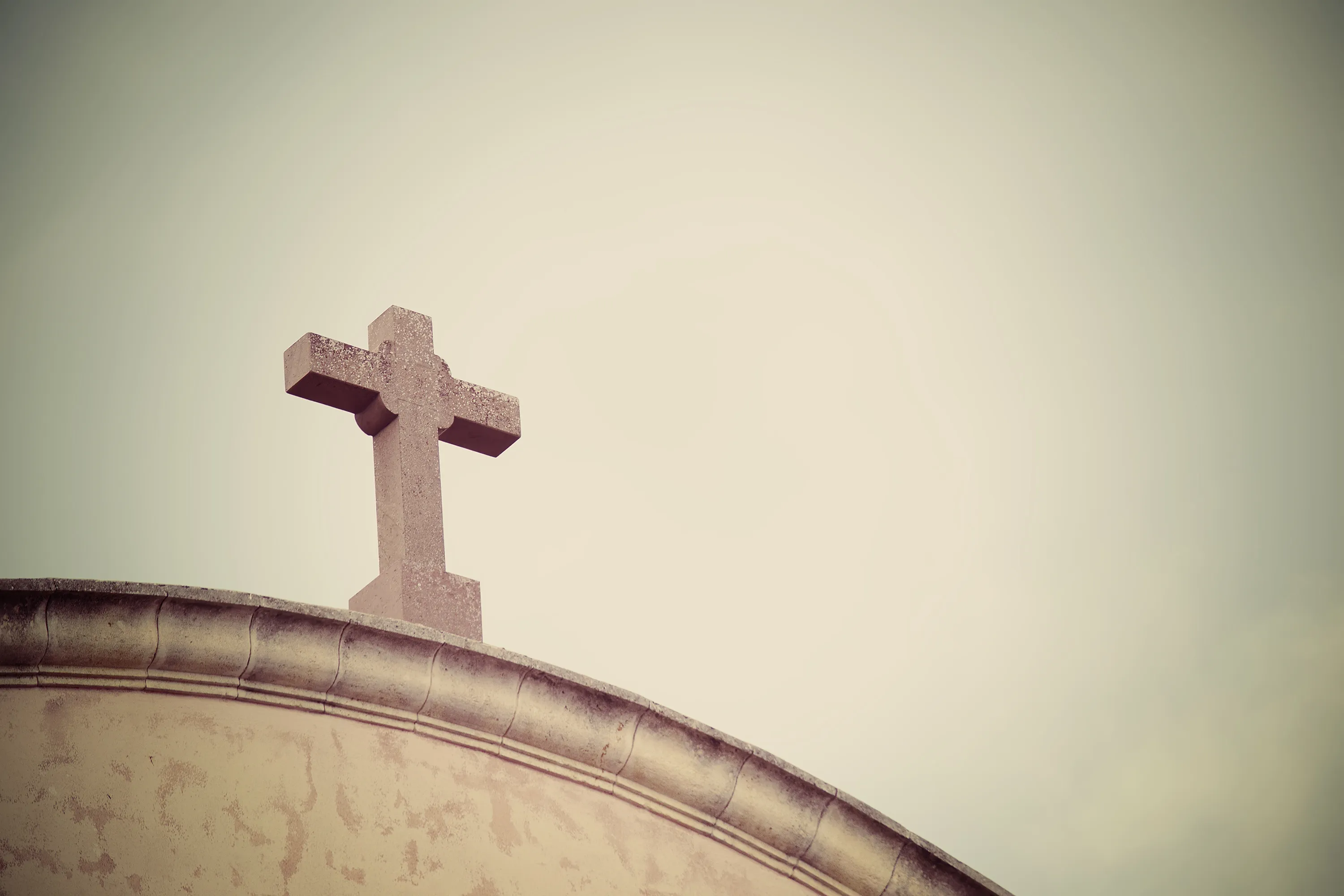 2211_crimes_haineux_un_rapport_devoile_lescalade_des_actes_antichretiens_en_Europe