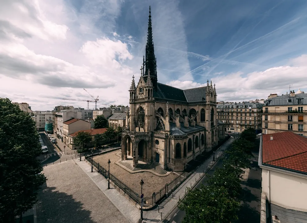 Paris: une plaque commémorative en hommage aux sans-papiers expulsés il y a 30 ans de l'église Saint-Bernard