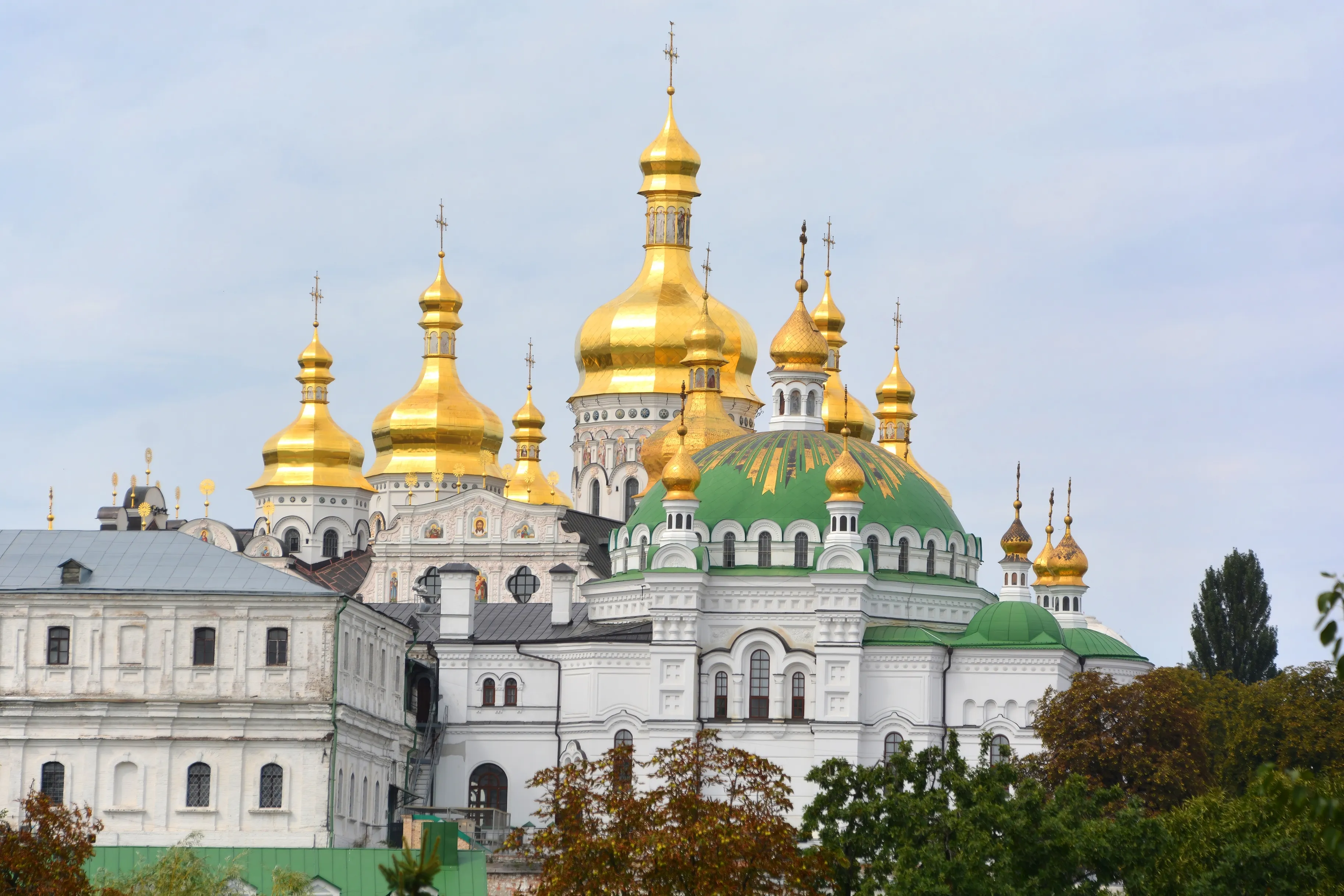 Ukraine_des_batiments_dun_monastere_classe_a_lunesco_endommage_par_des_frappes_russes_a_kiev