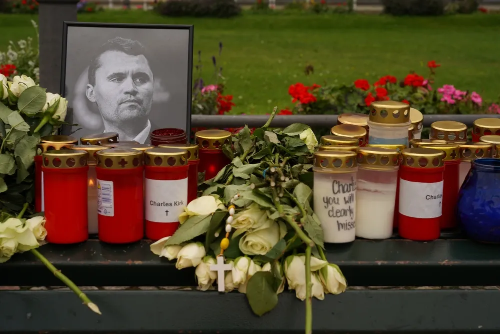 Assassinat de Charlie Kirk: le suspect aurait exprimé des remords après le meurtre, selon son colocataire