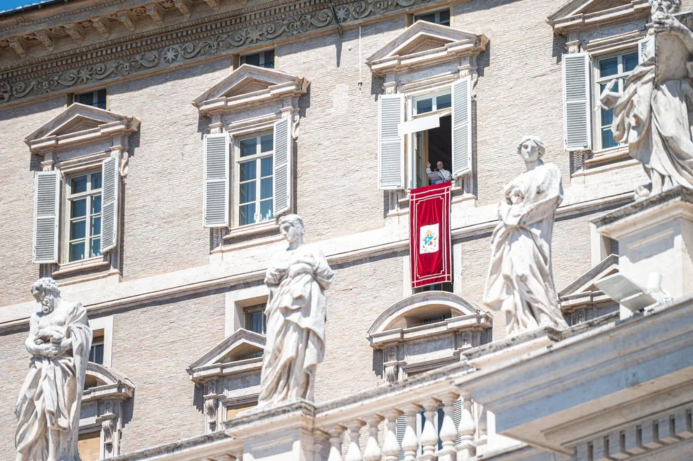 Le pape s'adresse à la foule au Vatican pour la première fois depuis son opération