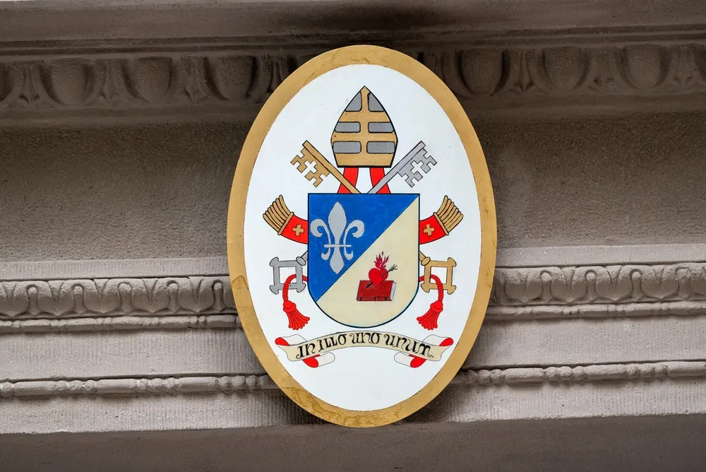 Que révèlent la devise et les armoiries du pape Léon XIV ?
