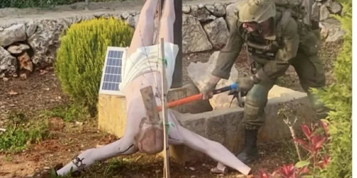soldat_israelien_frappe_une_statue_jesus_liban