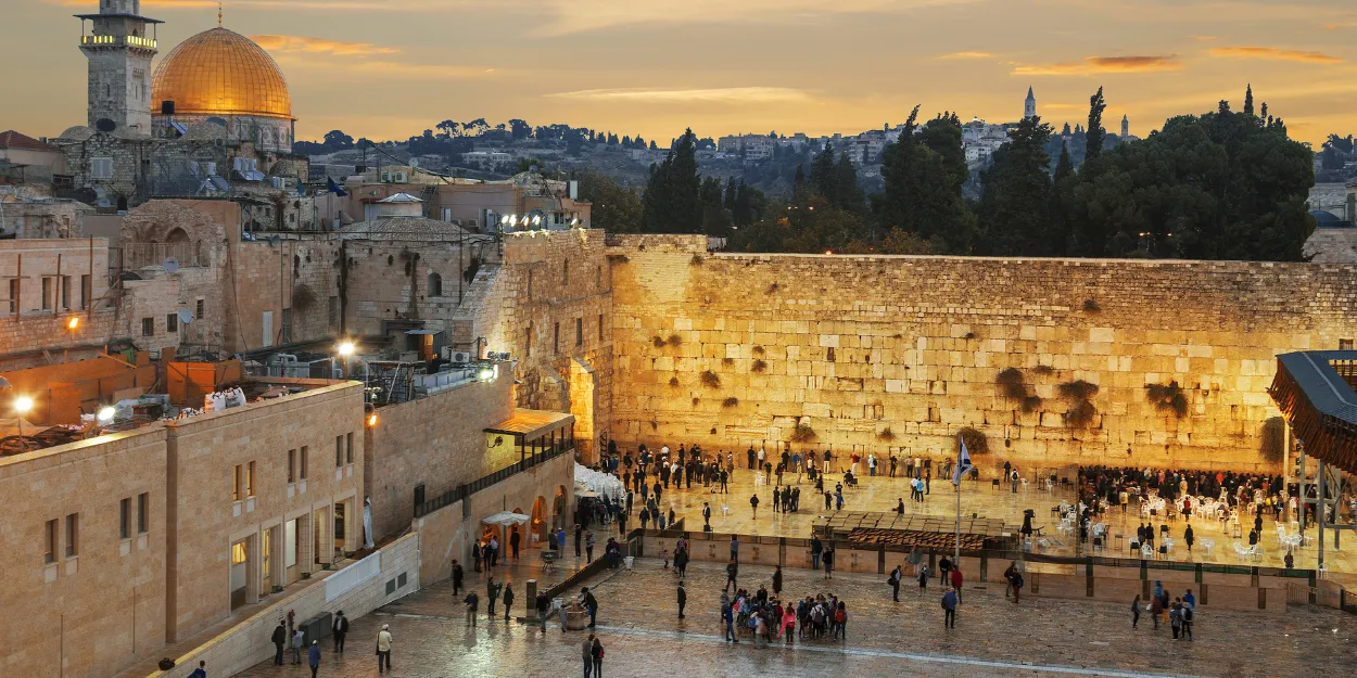 un_mois_après_7_octobre_1400_bougies_allumées_mur_lamentation